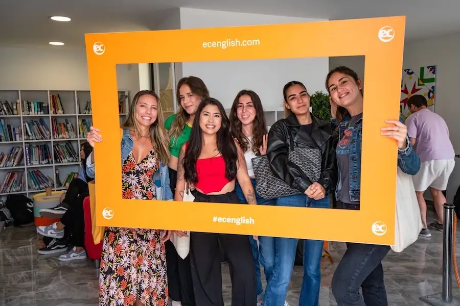 Gruppo di studenti diplomati della scuola d'inglese EC Malta