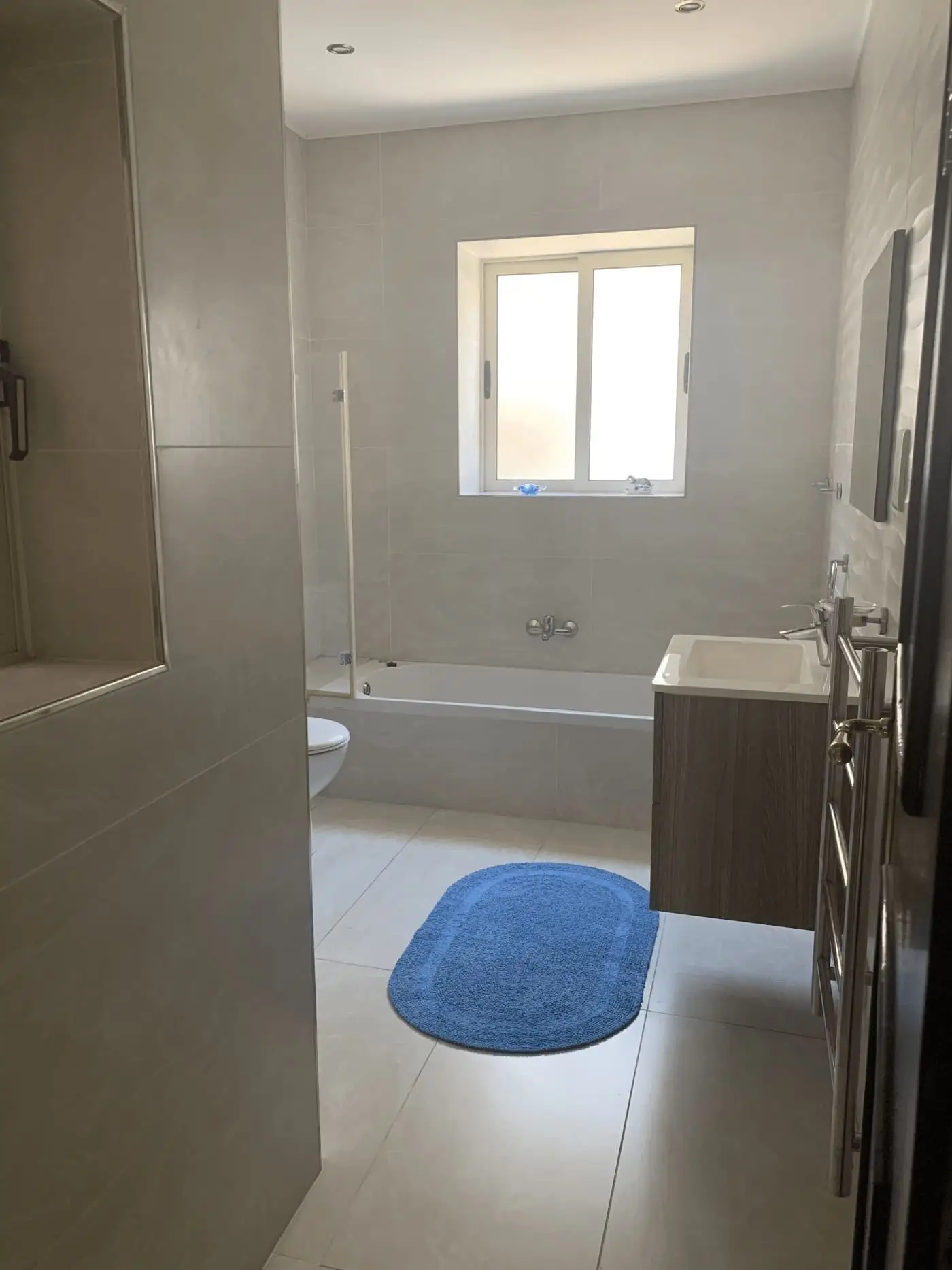 Salle de bain moderne de la résidence Med Vista avec baignoire, WC et lavabo