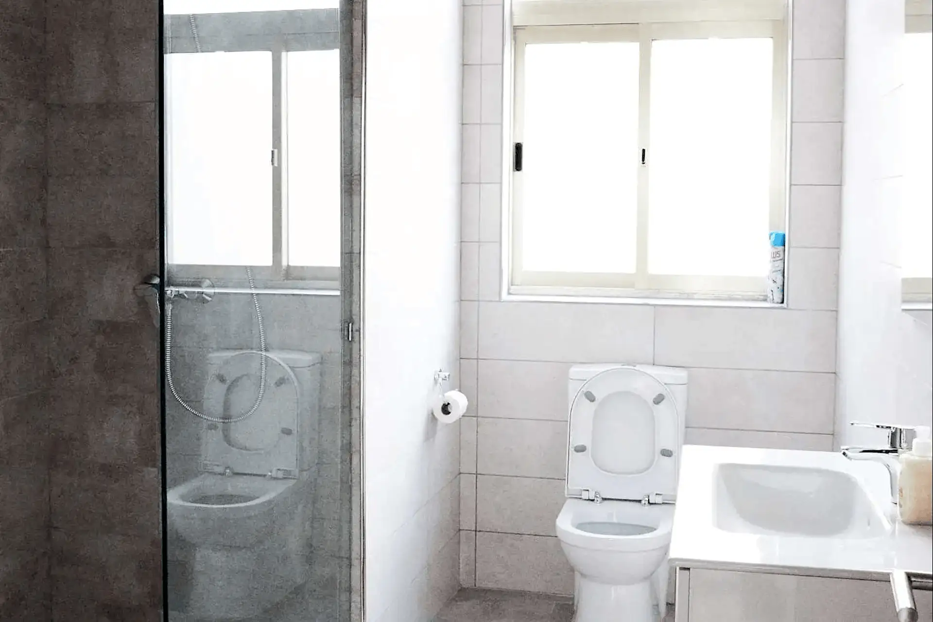 Salle de bain de la résidence Springfields avec douche vitrée et WC