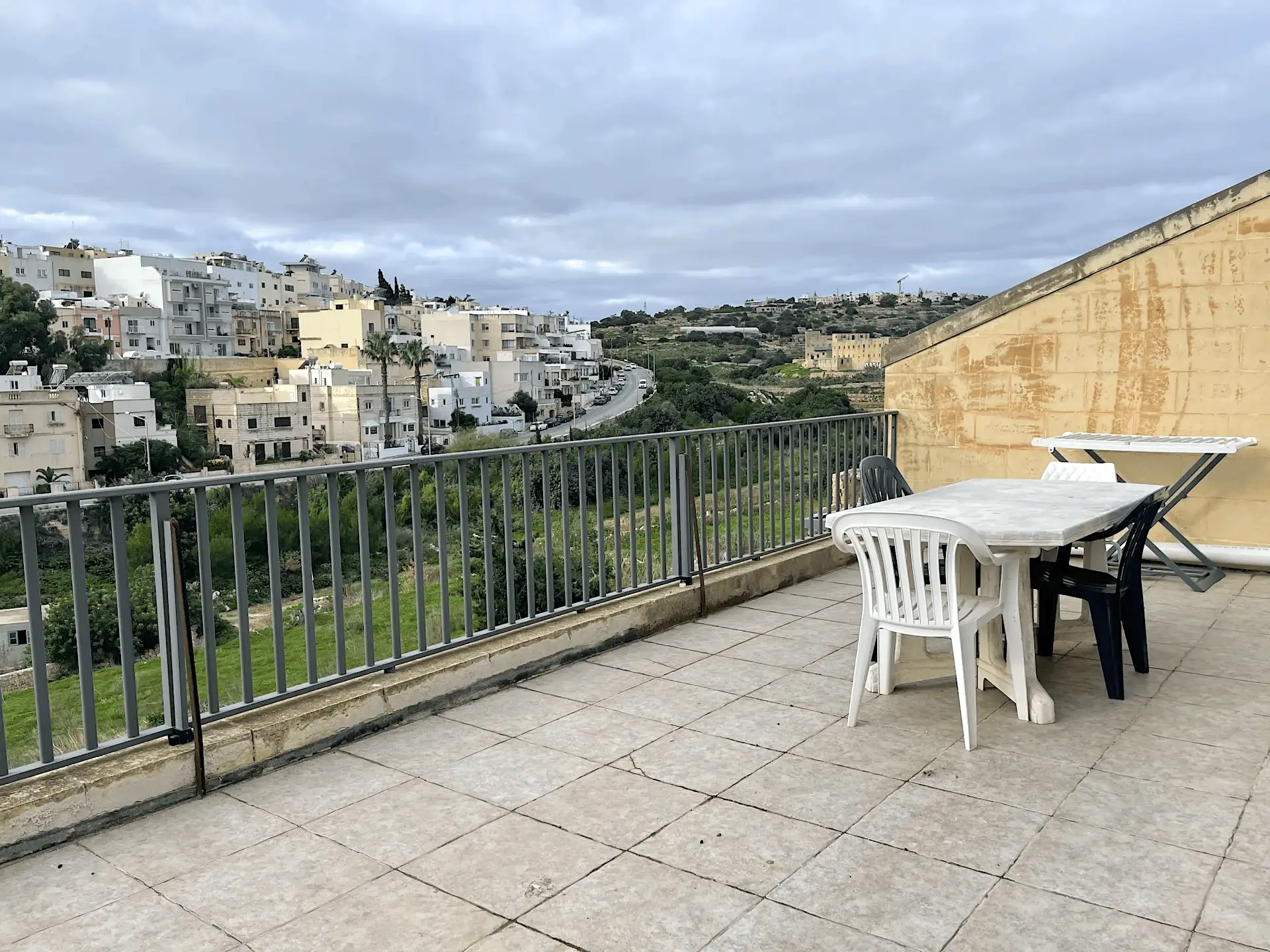 Grande terrasse de la résidence Valley View offrant une vue dégagée sur San Gwann
