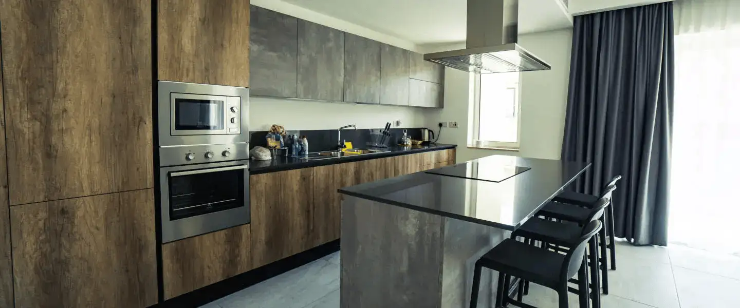 Cuisine moderne de la résidence Claret avec îlot central et équipements intégrés