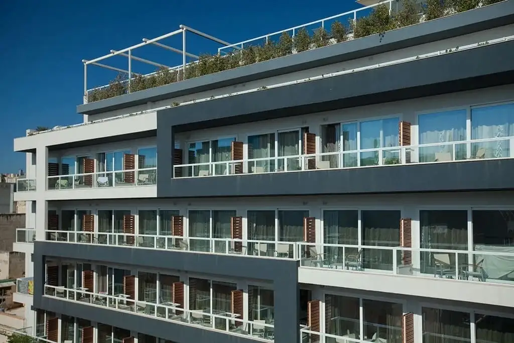 Facciata moderna del The George Hotel a St Julian's