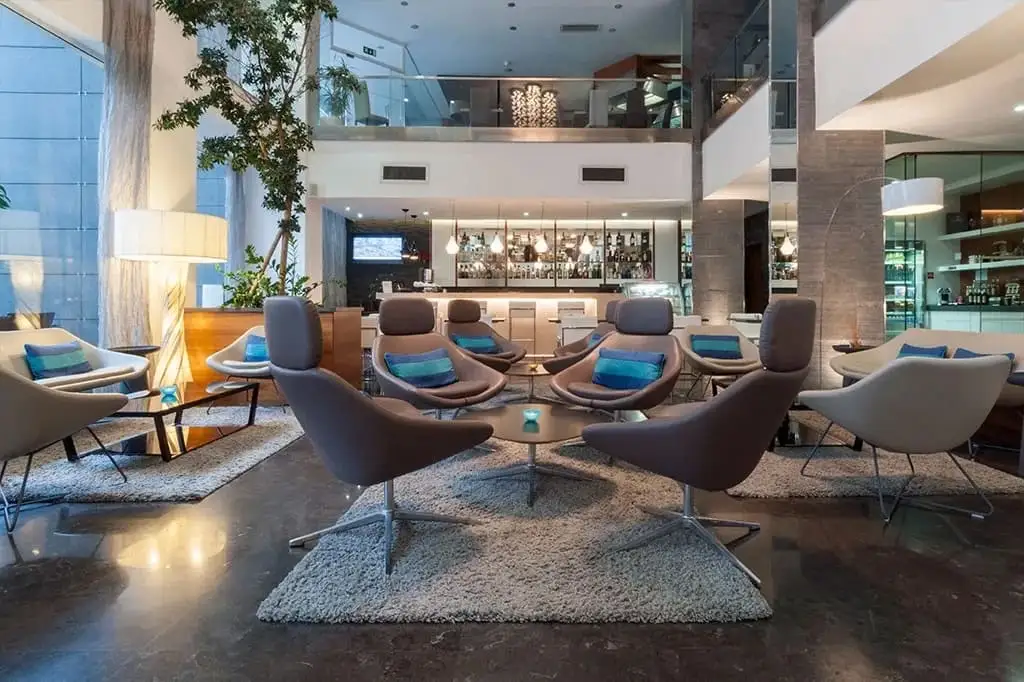 Lobby design del The George Hotel con area lounge