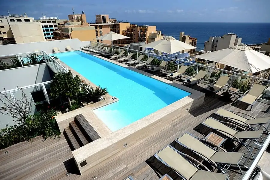 Piscina sul tetto dell'hotel The George