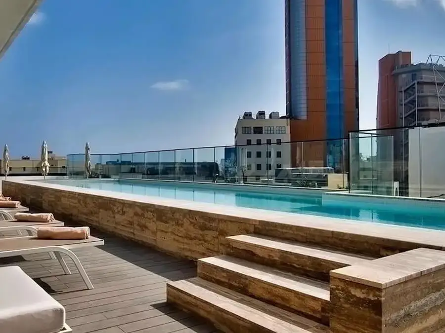 Piscina sul rooftop del Number 11 Hotel a Malta