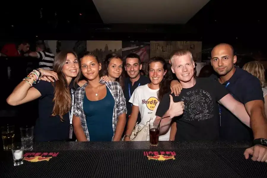 Gruppo di giovani adulti in uscita serale a Paceville, Malta