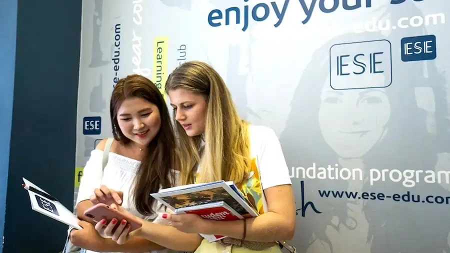 Due studenti che guardano un libro