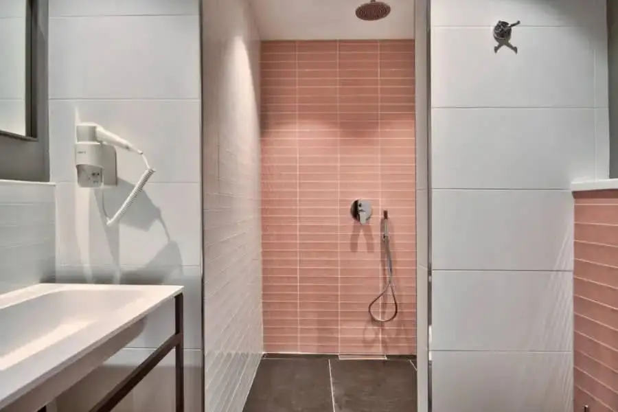 Bagno moderno del Number 11 Hotel con doccia all’italiana