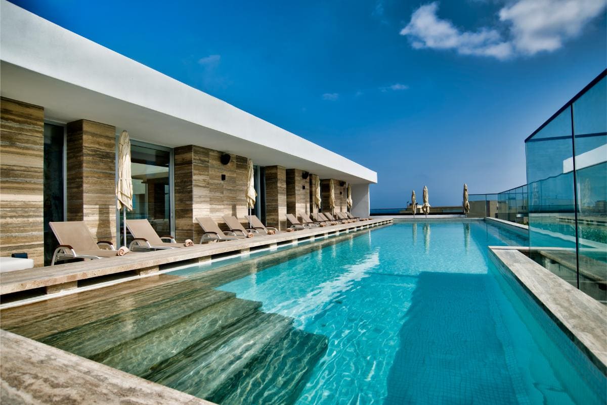 Piscina sul rooftop del Number 11 Hotel a St Julian's con vista aperta