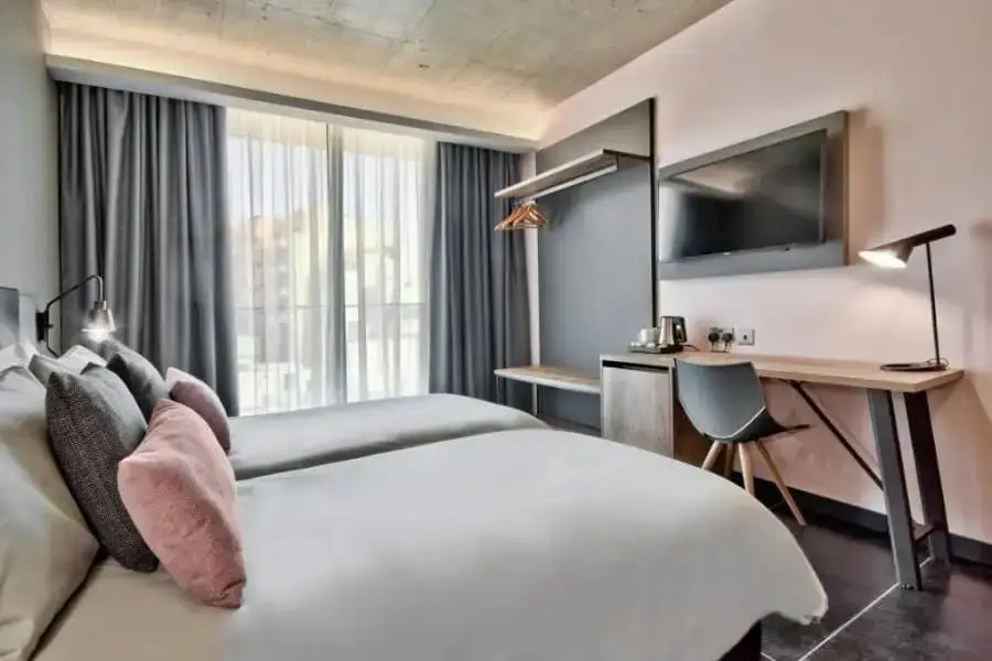 Camera moderna del Number 11 Hotel a St Julian's con letti gemelli