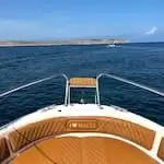 Pequena embarcação para Comino