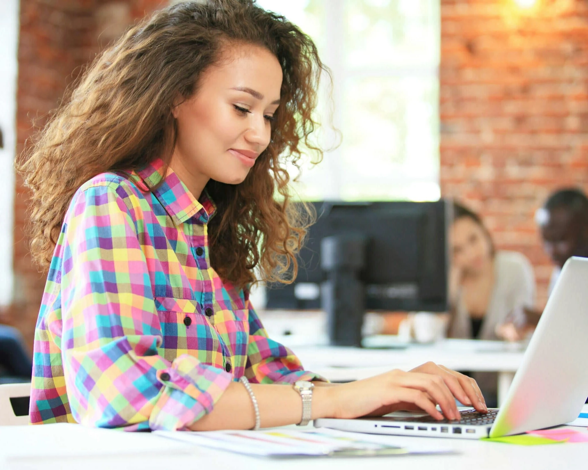 Donna che impara l'inglese al computer