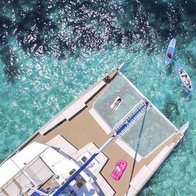 Catamarán y kayak en la Laguna Azul de Malta
