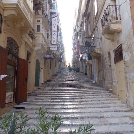 Escadas nas ruas de Valletta Malta