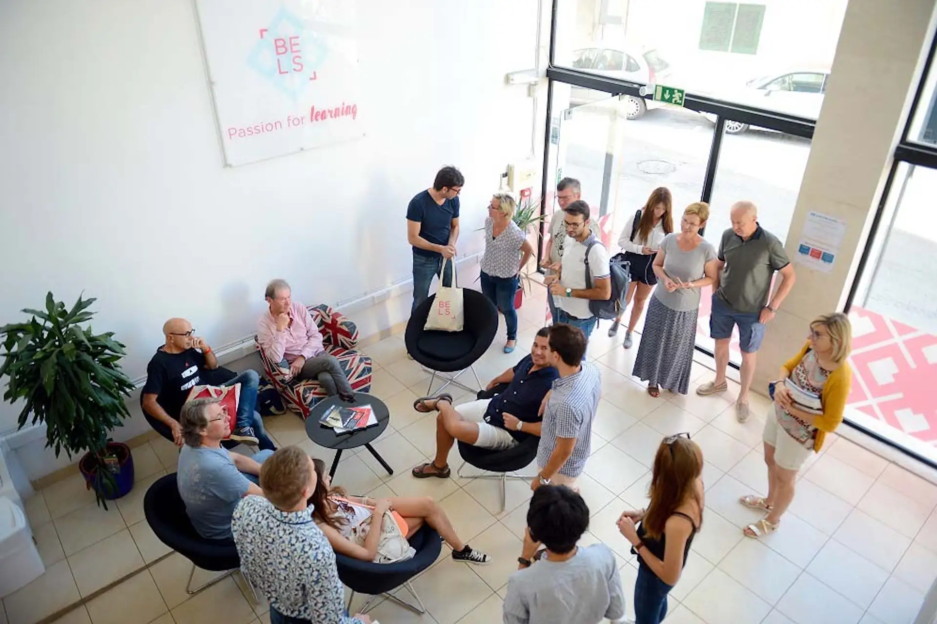 Estudiantes en el área común de la escuela de inglés BELS Malta