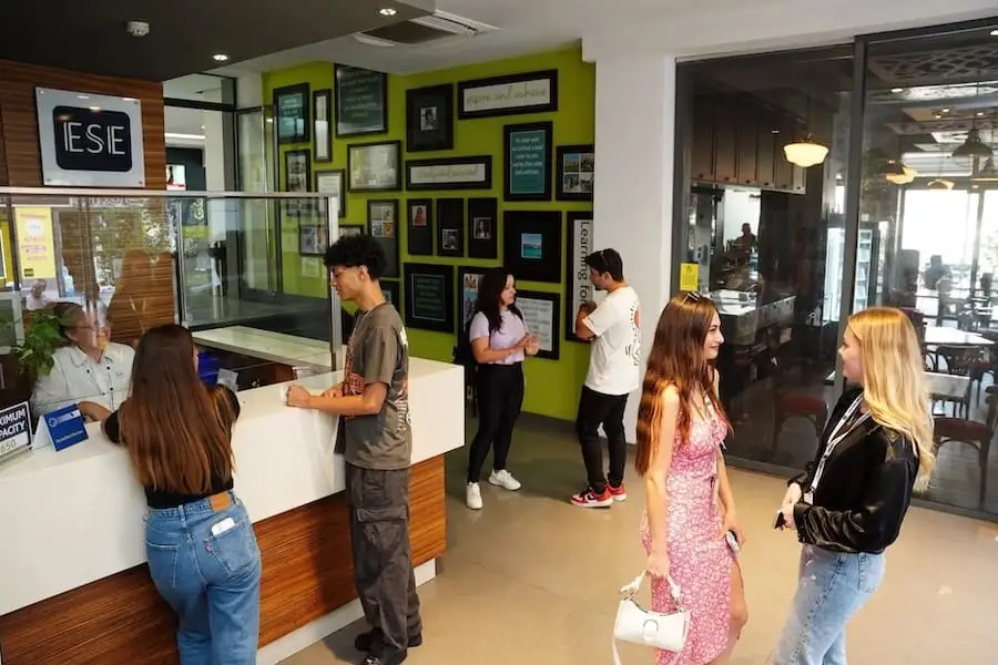 Estudiantes en la recepción de la escuela de inglés ESE Malta