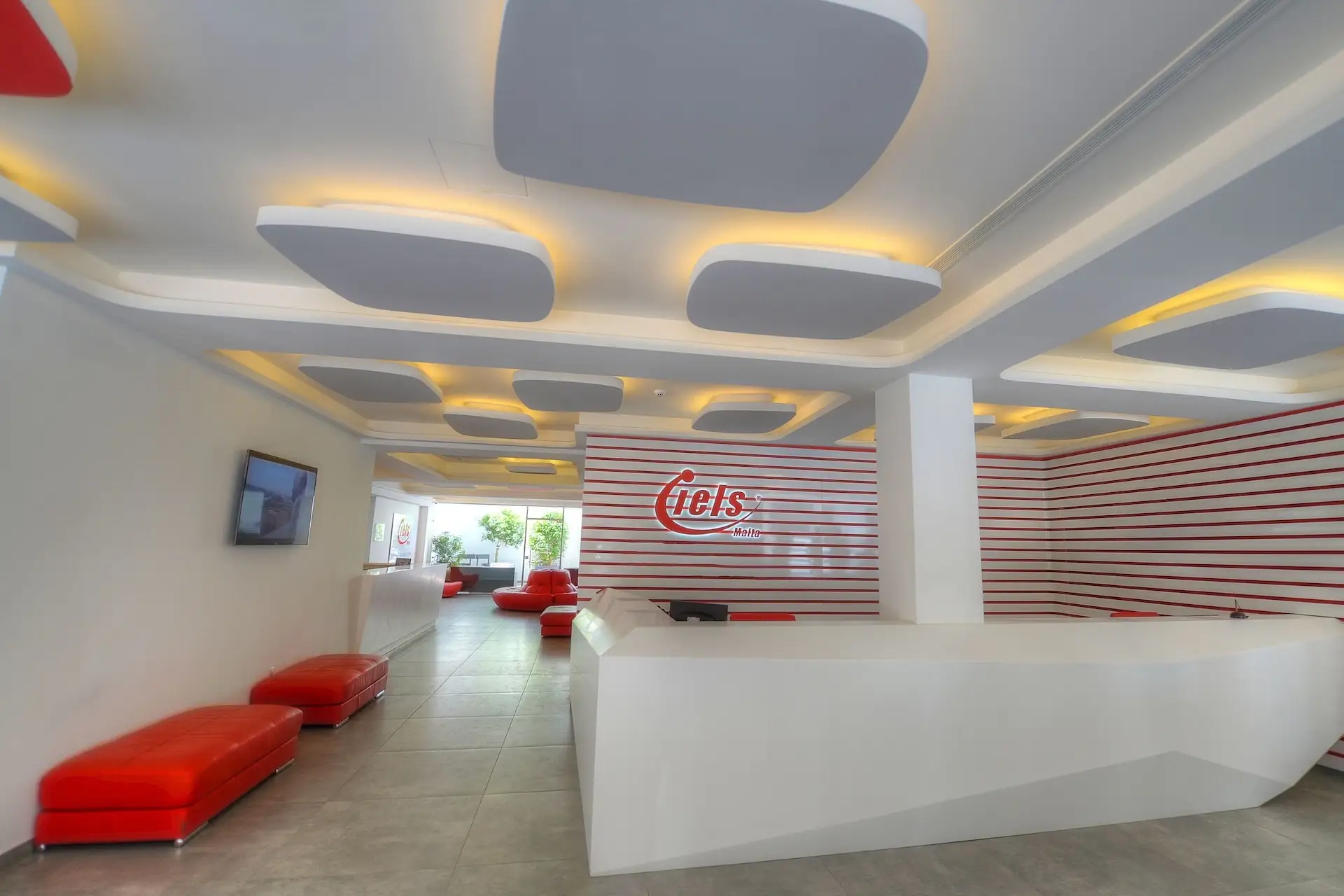 Recepción de la escuela de inglés IELS Malta