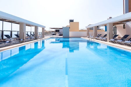 Piscina sul tetto dell'economico Alexandra Hotel