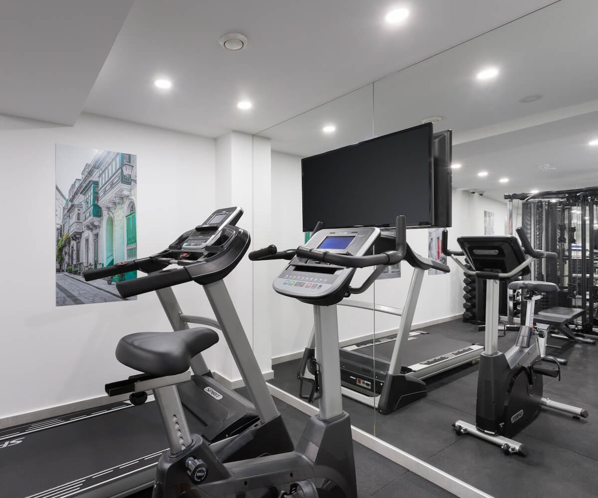 Sala de gimnasio del hotel Azur Hotel by ST Hotels Room