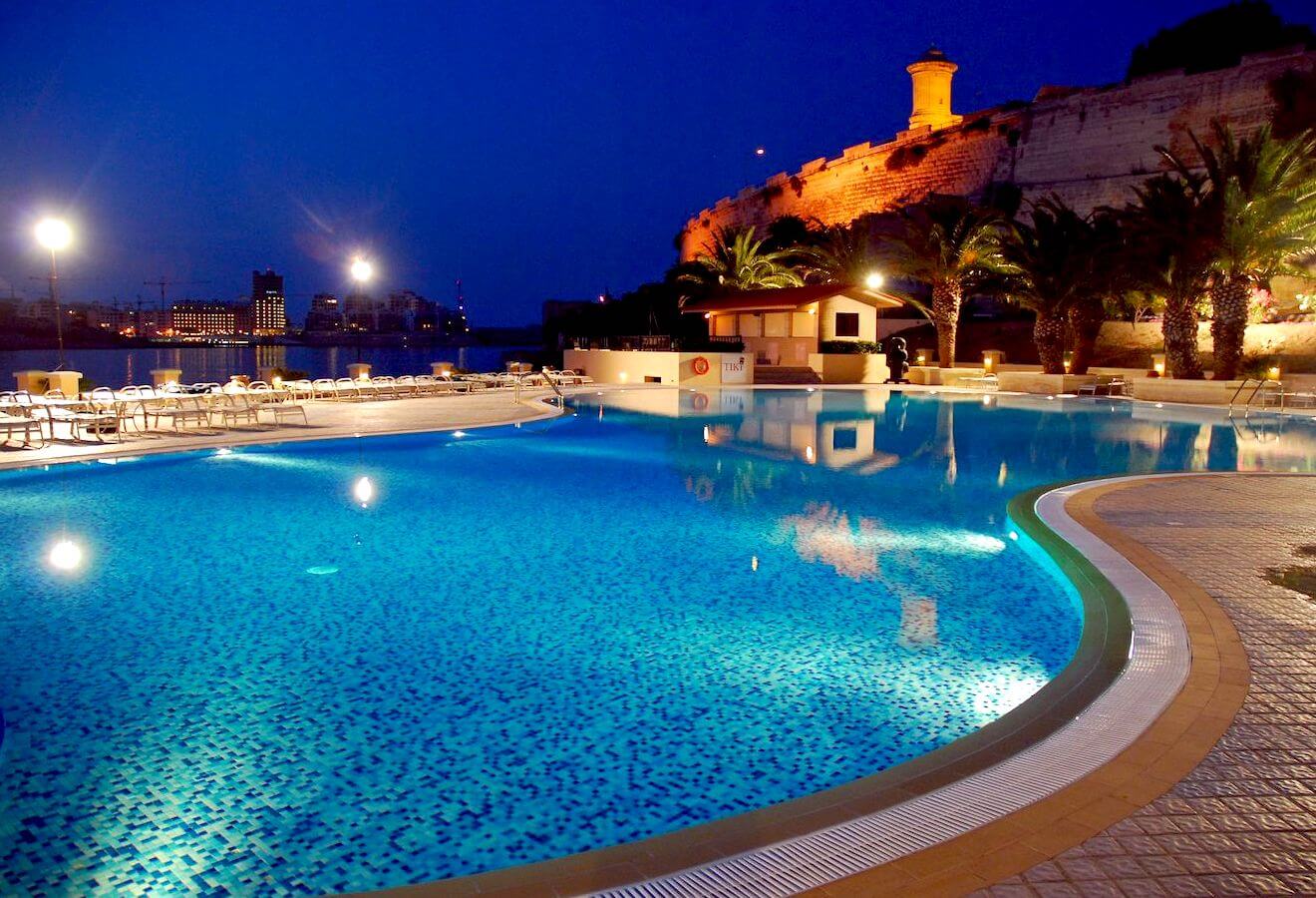 Piscina del hotel Grand Excelsior con vista al puerto deportivo