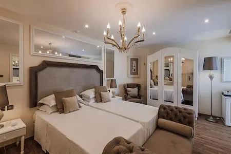 Habitación con dos camas del Osborne Hotel