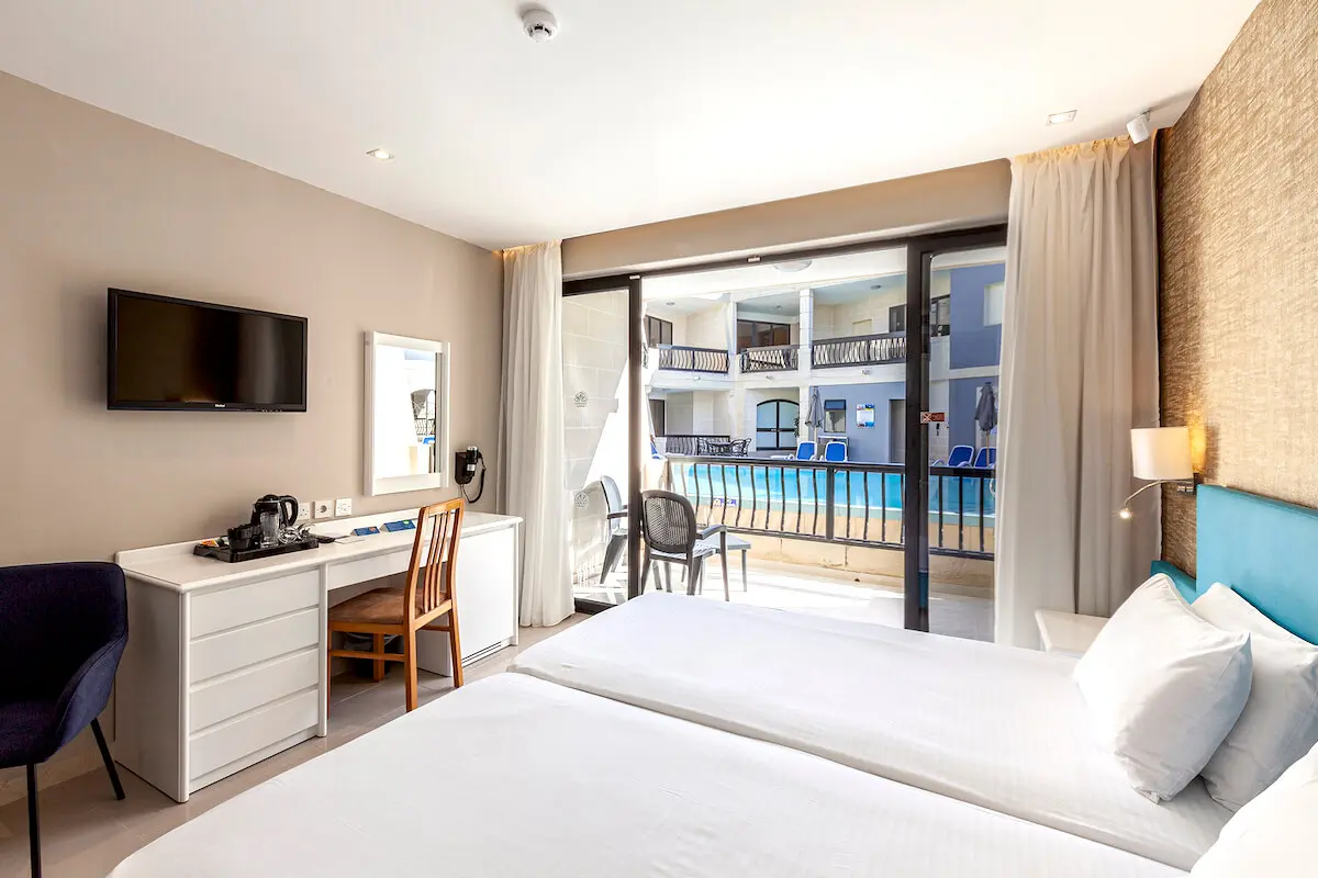 Habitación estándar con vista a la piscina del Pergola Hotel (hotel de 4 estrellas en Mellieħa)