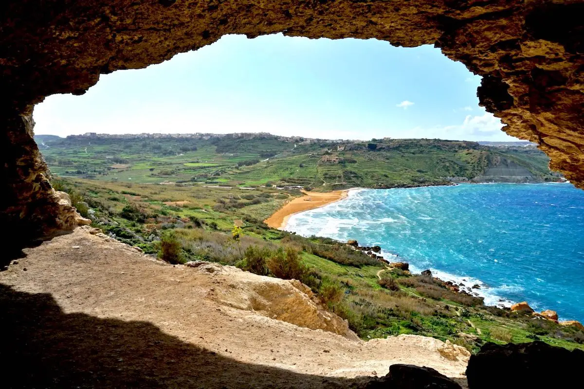 Вид на пляж Рамла из пещеры Tal-mixta (Гозо)