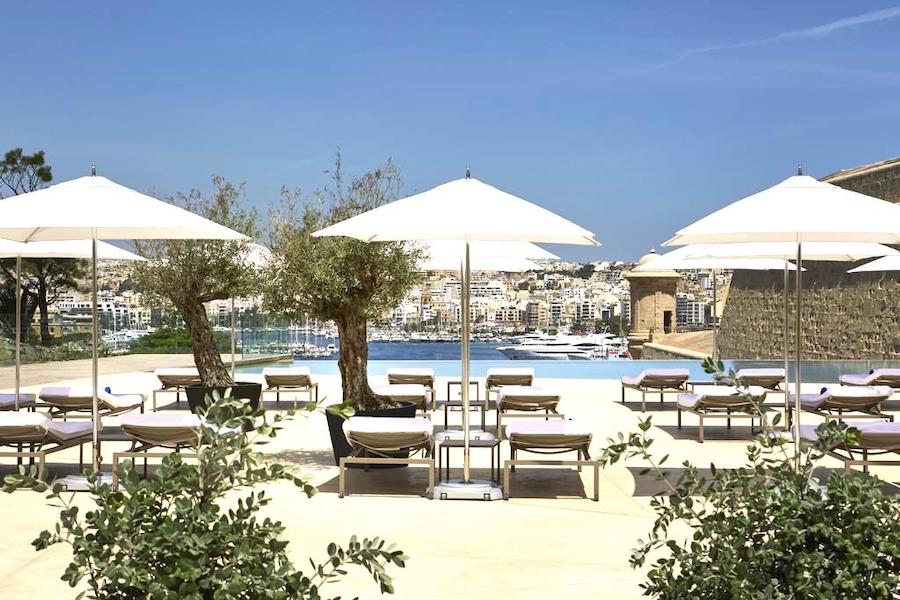 O terraço exterior do Hotel Phoenicia Malta no sopé das fortificações de Valeta