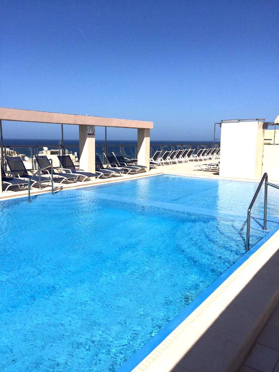 Piscina no telhado com vista para o mar do Hotel Alexandra