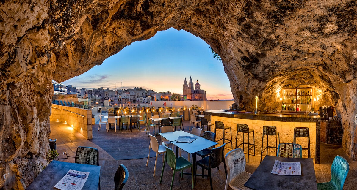 La cueva con el bar de Pergola Hotel (Hotel de 4 estrellas en Mellieħa)