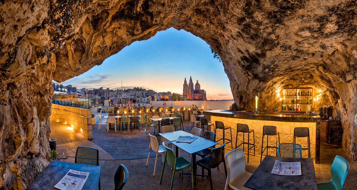 A caverna com bar do Pergola Hotel (hotel 4 estrelas em Mellieħa)