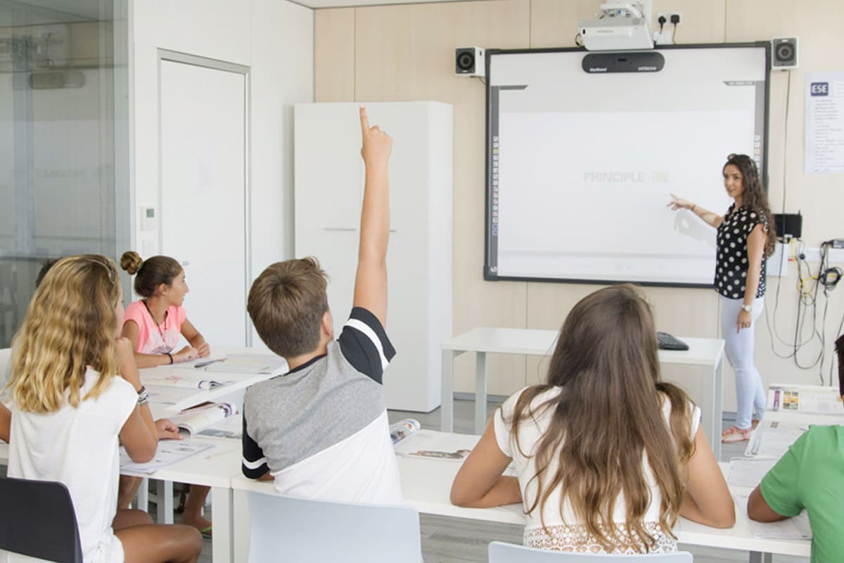 Jeunes étudiants en cours de langue à l'ESE Malte