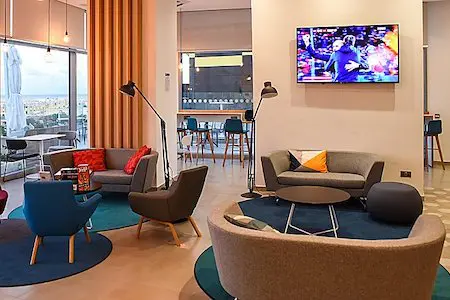 Sala de estar com poltronas do Holiday Inn Express