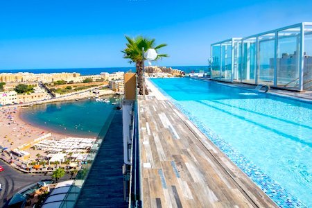 La piscina dell'hotel Hugo's di fronte a St George's Bay