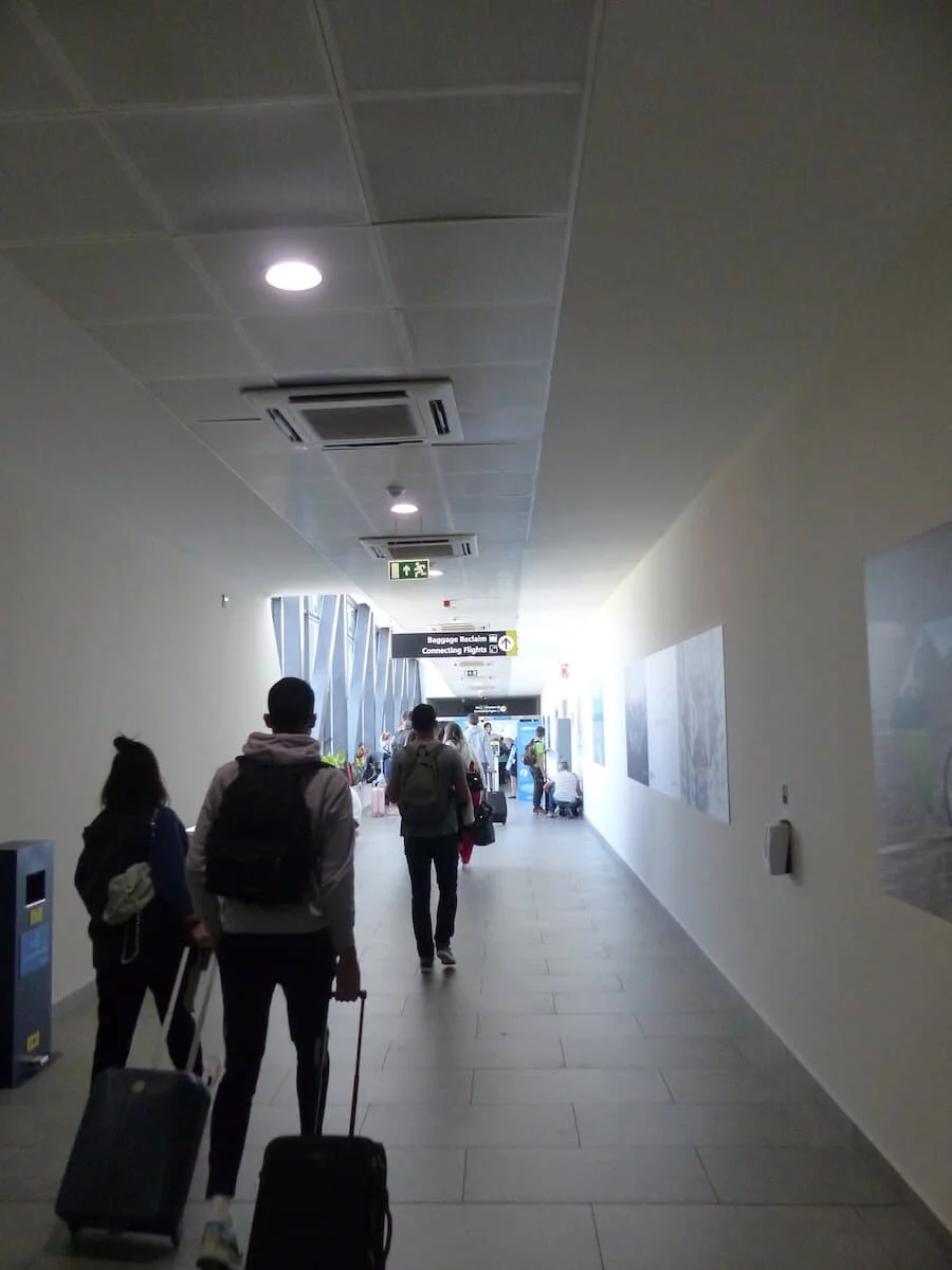 Arrivée de voyageurs à l'aéroport de Malte