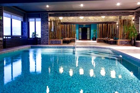 Piscina coperta presso AX The Victoria a Sliema