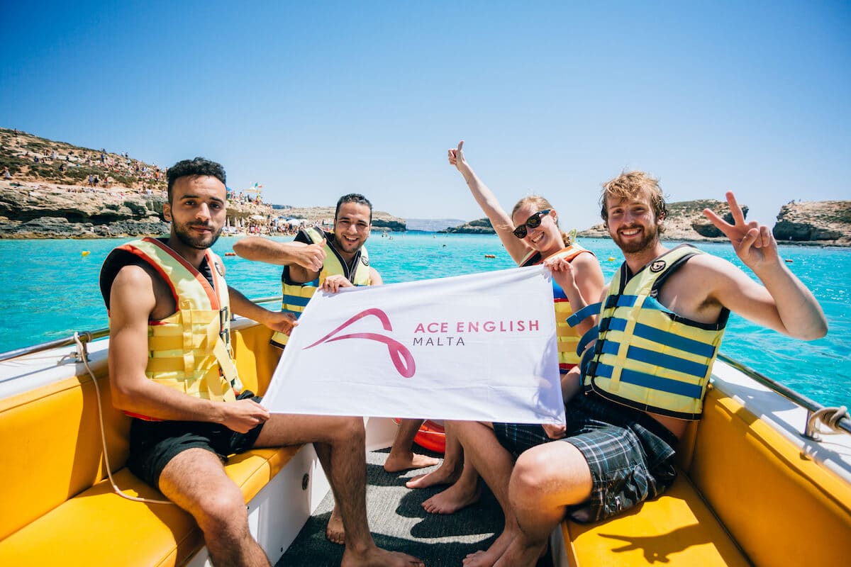 Estudiantes de la escuela de inglés ACE visitando la Laguna Azul durante su viaje de estudio de idiomas