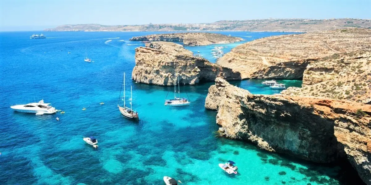 Bateaux au mouillage dans les baies de Comino