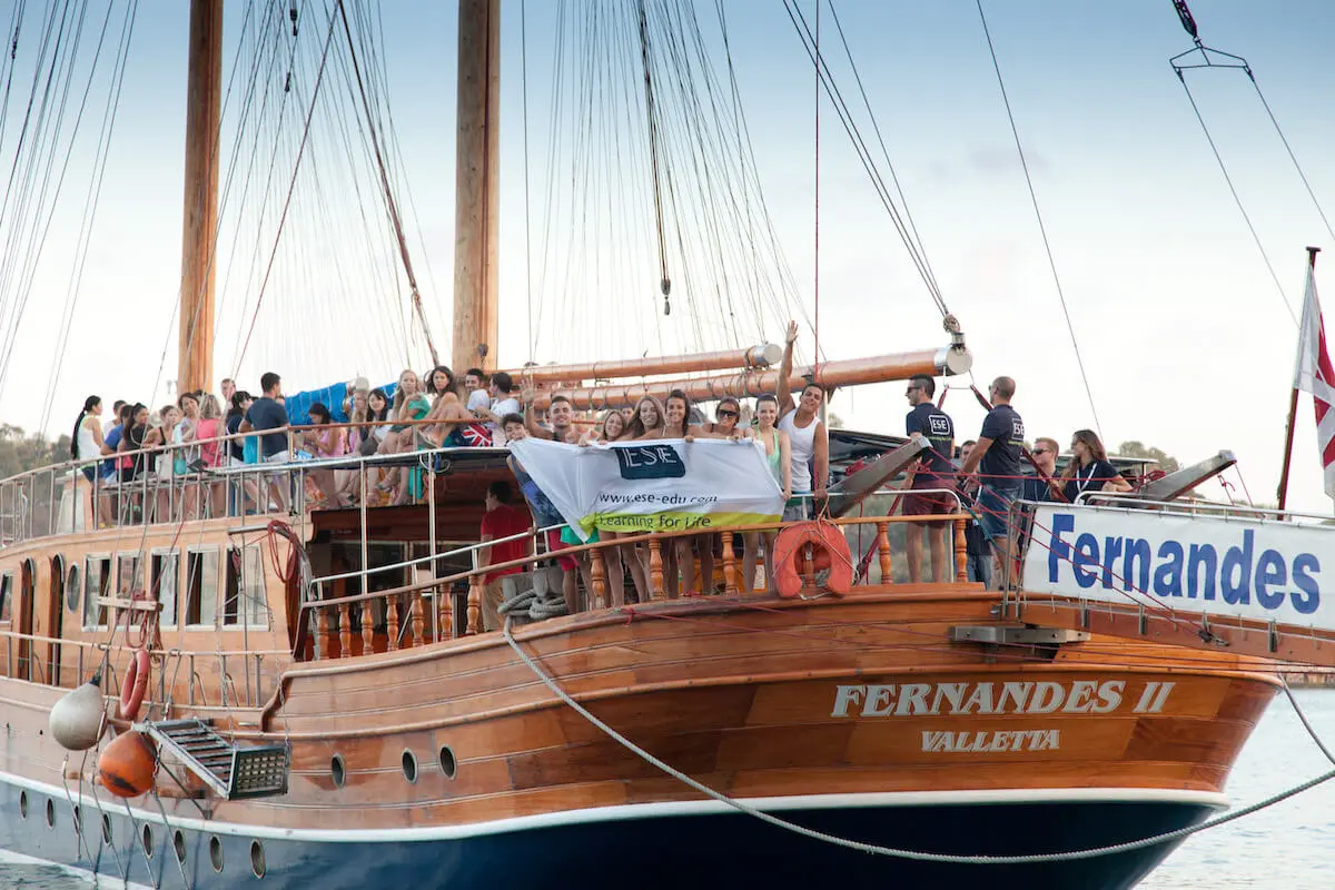 Festa in barca organizzata durante i soggiorni linguistici presso l'ESE