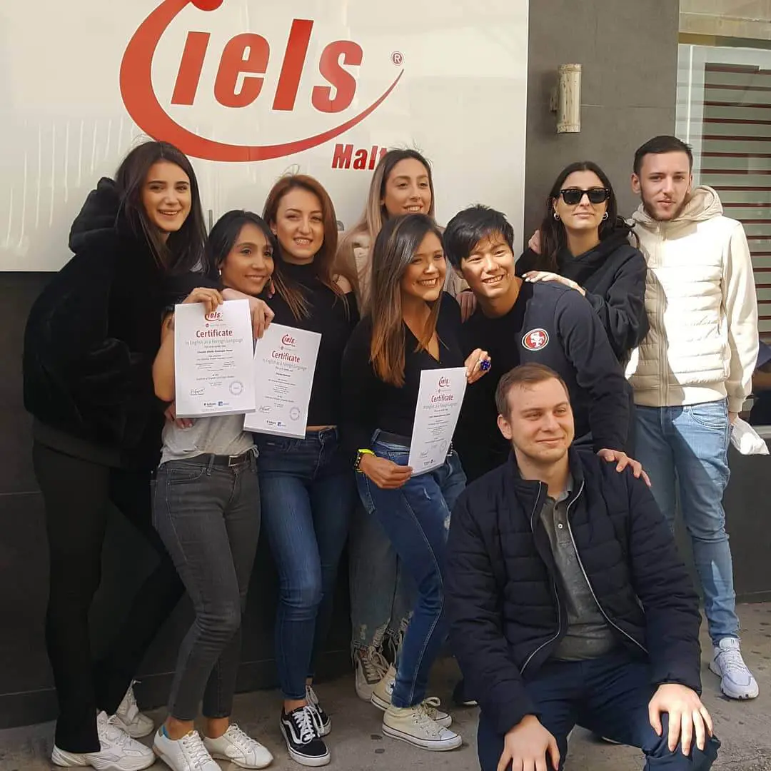 Studenti che ricevono i loro certificati di inglese alla fine del loro soggiorno linguistico a IELS Malta