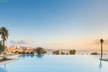 Piscine de l'hôtel de Malte le Salini Resort