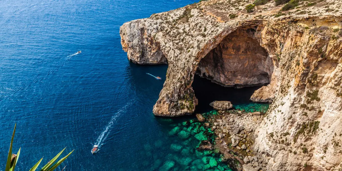 La famosa Grotta Blu di Malta (Blue Grotto)