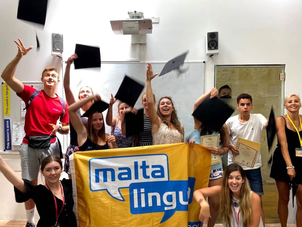 Presentación de certificados y lanzamiento de sombreros para los estudiantes graduados de Maltalingua