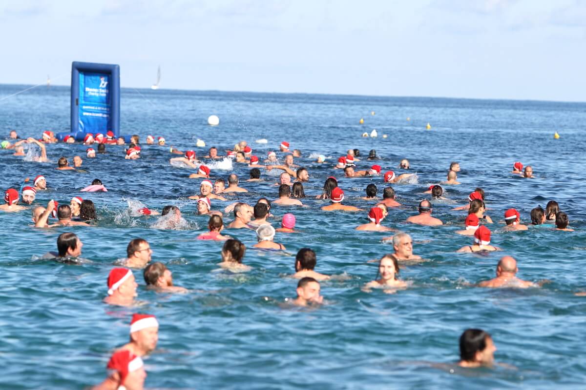 Nadar na Natação de Caridade Thomas Smith e as suas centenas de nadadores. O tempo em Malta em Dezembro torna sempre possível tomar banho no Natação de Caridade Thomas Smith