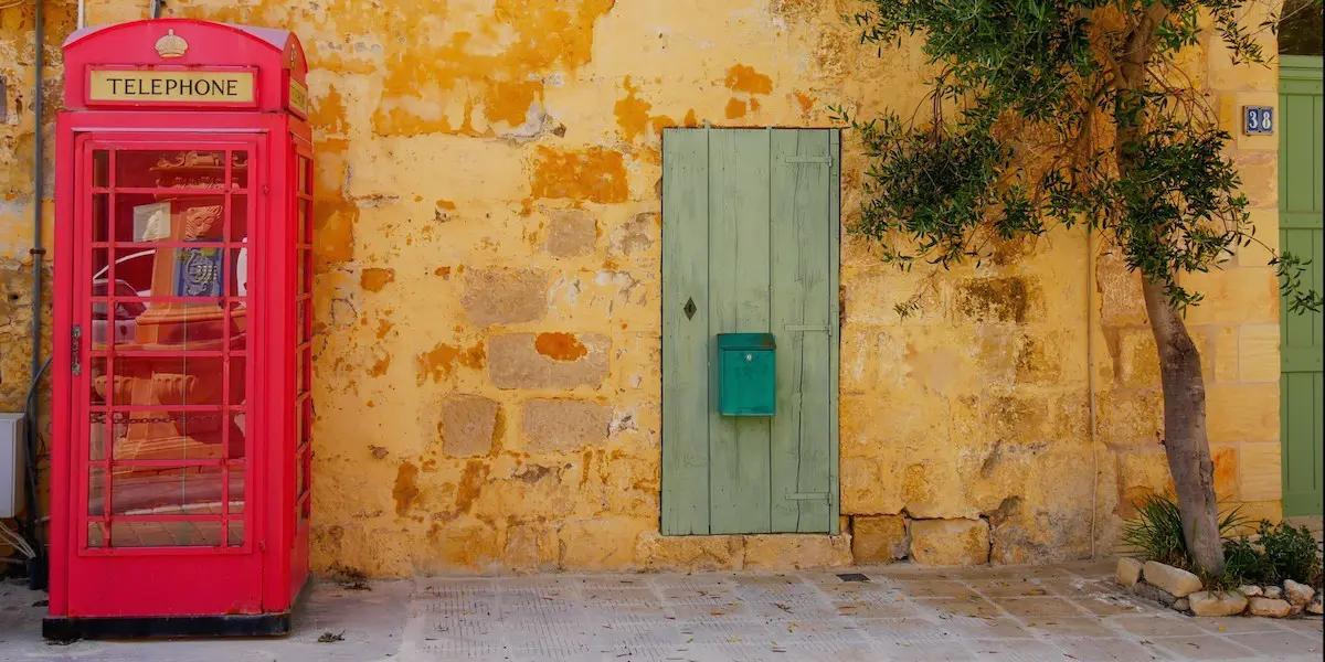 La vieja cabina telefónica en la isla de Malta