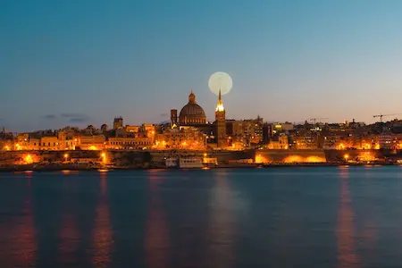 Vue de nuit sur la capitale de Malte : La Valette