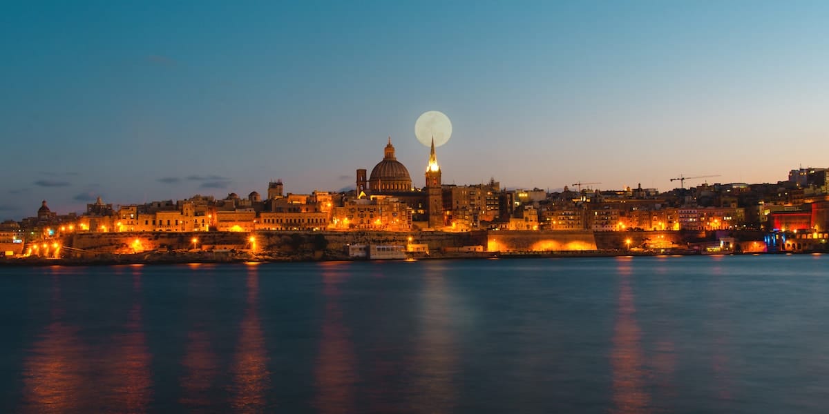 Vista notturna di La Valletta