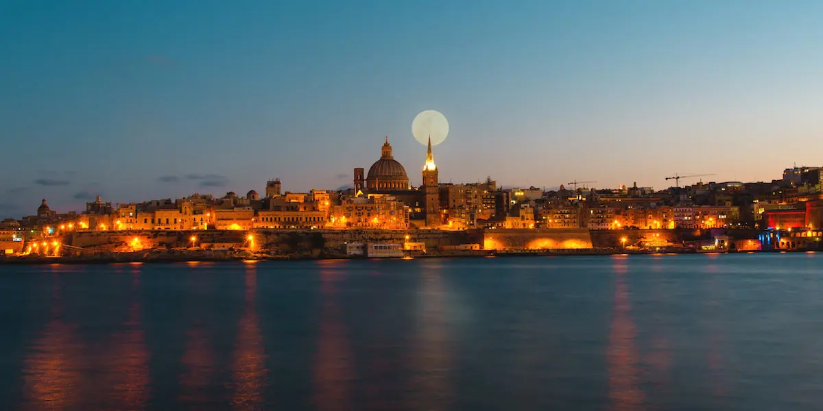 Vista nocturna da capital de Malta: Valeta