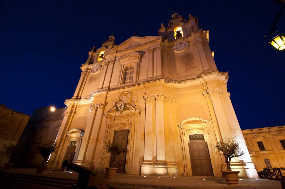 Il Duomo di notte a Mdina Malta