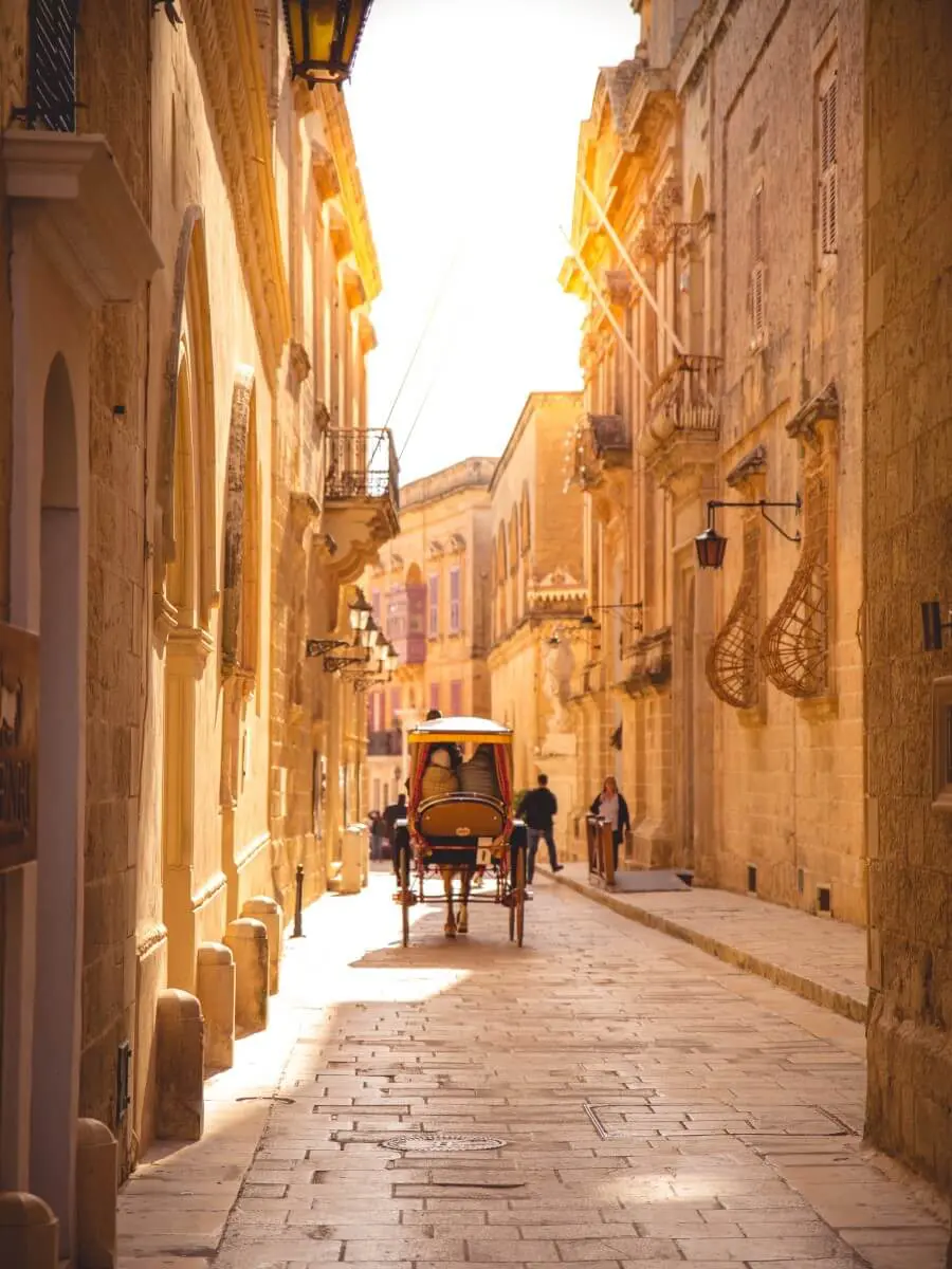 Calèche dans les rues étroites de Mdina Malte